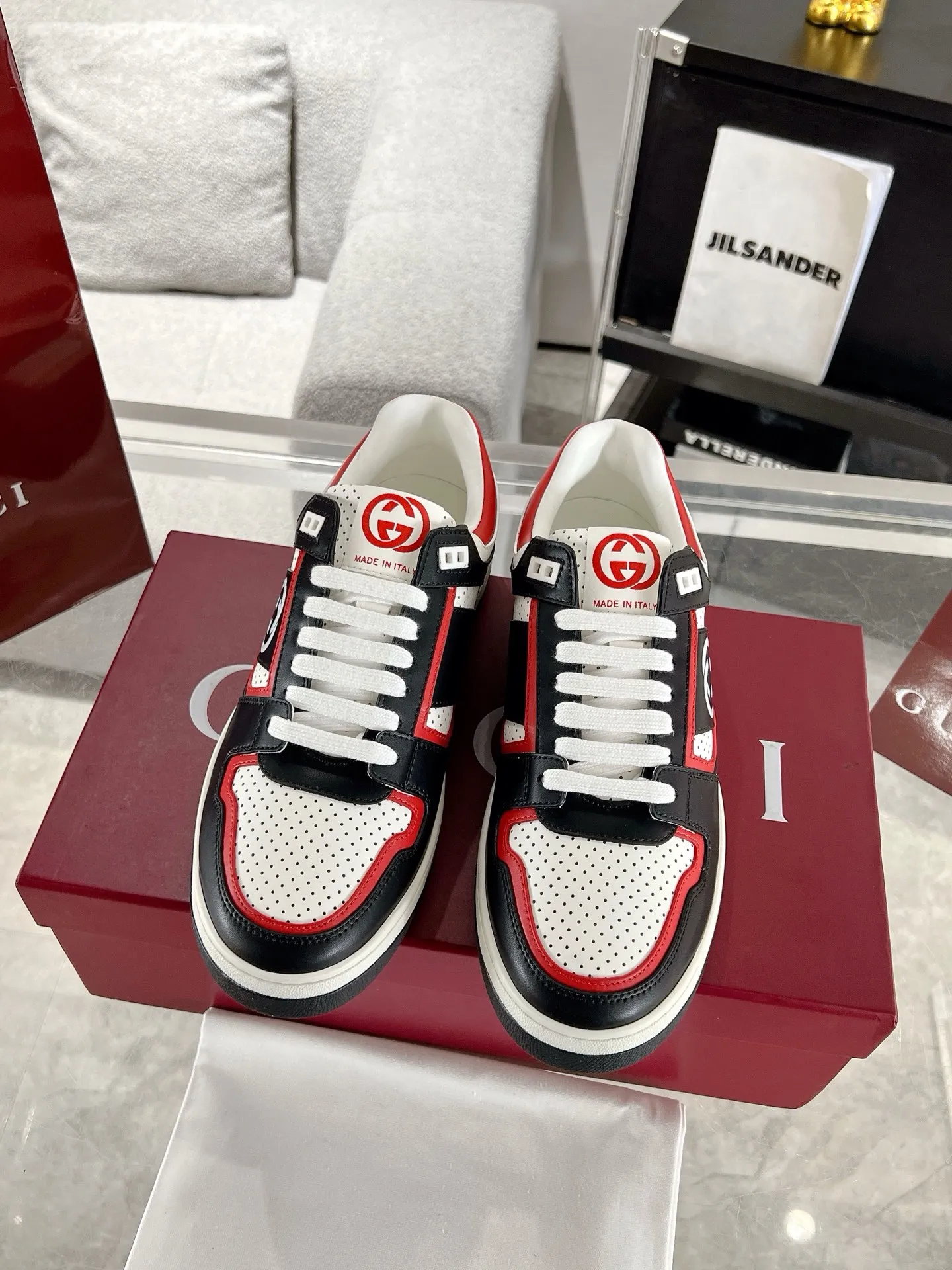 👟👟Ex-factory price 700👟👟 The latest casual sneakers for couples in white shoes❗️❗️ Original purchase, development and production. The sneakers are inspired by the classic sneakers of the 1970s, and the name is taken from the defensive movements in sports. This accessory is crafted from white leather, with an interlocking Double G stripe webbing embellished on the side, and the Gucci retro logo embellished on the shoe body. Original imported first-layer cowhide. Original custom-made soft sheepskin lining. Original open-molded TPU outsole. Bottom thickness: 2.5CM. Size: 35-44 (45 is custom-made and cannot be returned or exchanged)